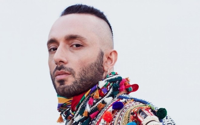 Müğənninin nitq problemi var