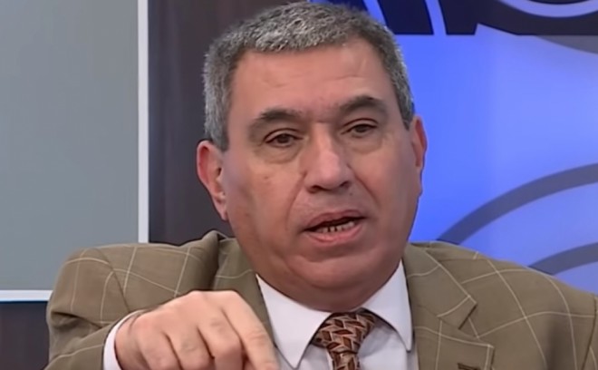 Ərinin telefonuna baxan qadınları tənqid etdi