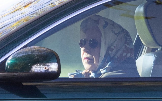 Kraliça 95 yaşında avtomobil sürür - foto