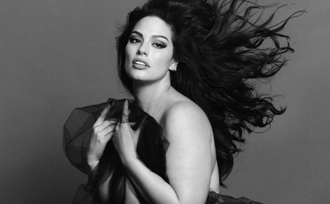 Model çılpaq fotosessiya etdirib