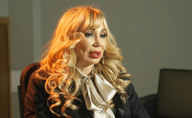 Müğənni qızını evdən qovub