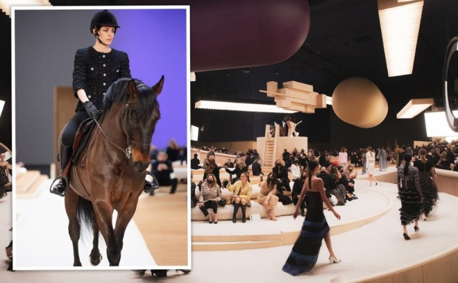 Podiuma at belində çıxdı - foto