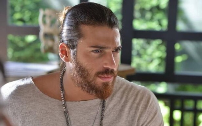 Aktyor xanımlarla görüşdən 100 min avro  qazanıb