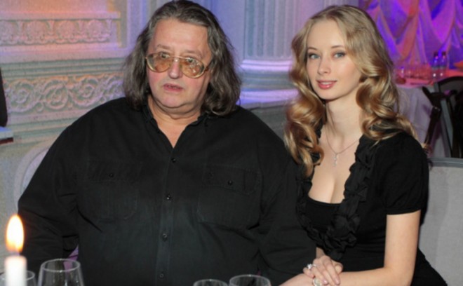 Xalq artistinin xanımının pulunu oğurlayıblar