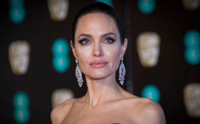 Ancelina Coli insanlar üçün dua edir