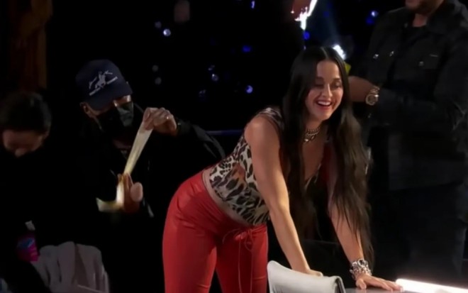 Müğənninin şalvarı səhnədə cırıldı - foto