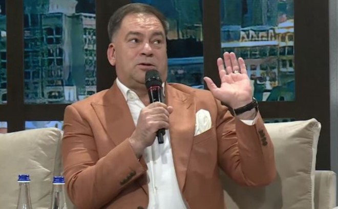 Əlikram ev işlərində xanımına kömək edir