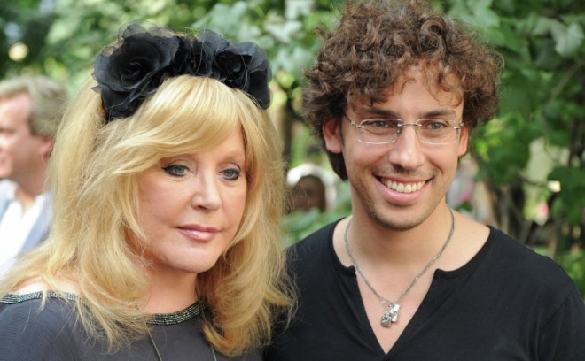 Alla uşaqları ilə birlikdə Moskvaya qayıdır