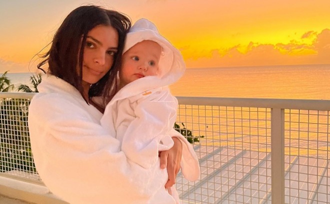 Model 1 yaşlı oğluna döymə etdirib - foto