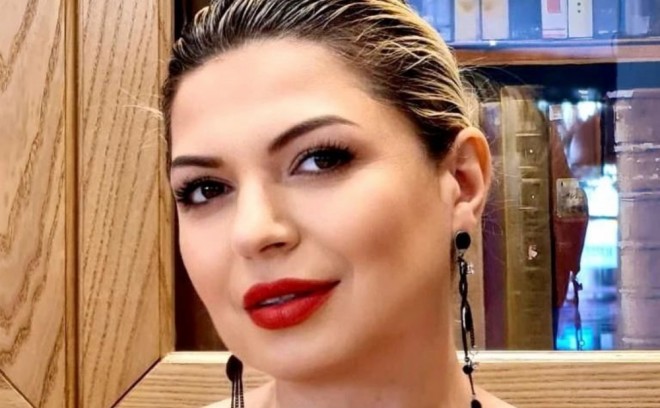 Zümrüd soyadını dəyişdirib