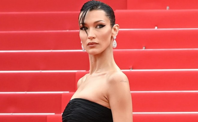 Bella Hadid küçədə gəzərkən - foto