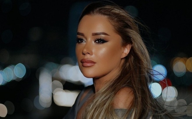 Xatirə yeni imici ilə diqqət çəkdi - foto