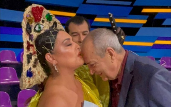 Əməkdar artist Xalq artistinin alnından öpdü - foto