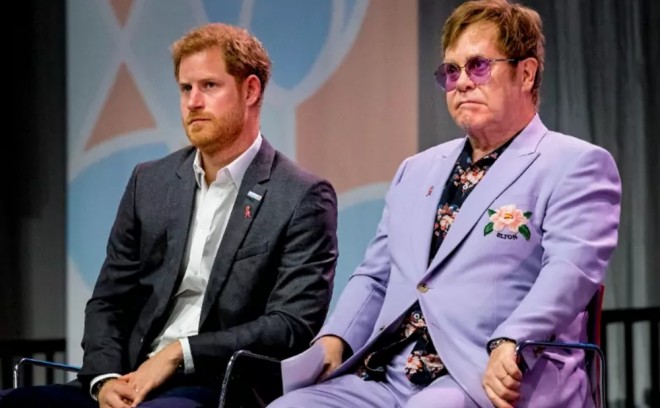 Elton Con "Daily Mail" nəşrini məhkəməyə verib