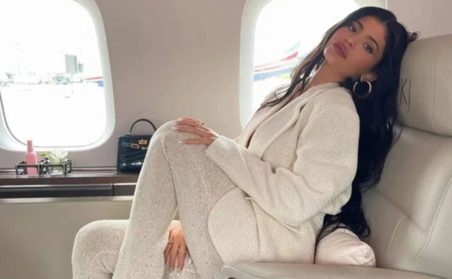 Cenner özəl təyyarəsi ilə gündəmə gəlib
