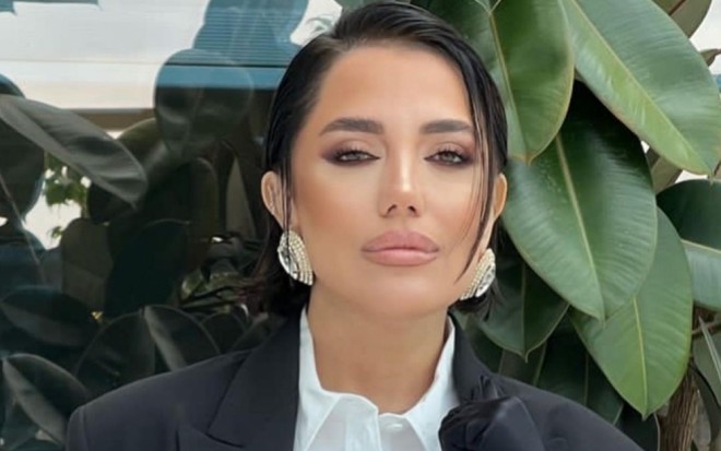 Lalə geyimini qara əlcəklərlə tamamladı - foto