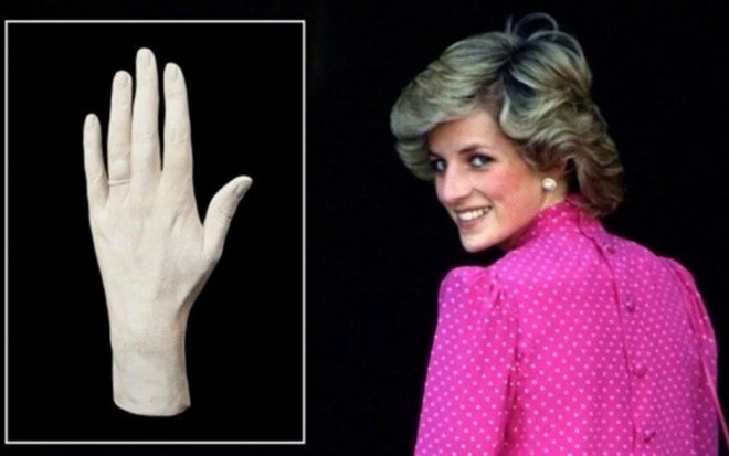 Diananın sol əlinin heykəli satılıb - foto
