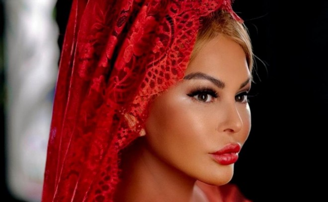 Aygün qırmızı geyimi ilə diqqət çəkib - foto