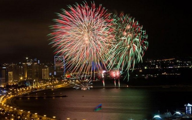 Bakıda Yeni il bayramı ilə bağlı atəşfəşanlıq olub
