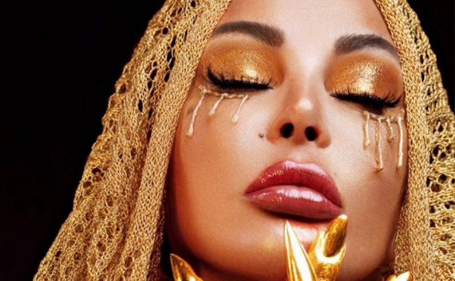 Aygün qızılı aksessuarla fərqli obraz yaradıb - foto