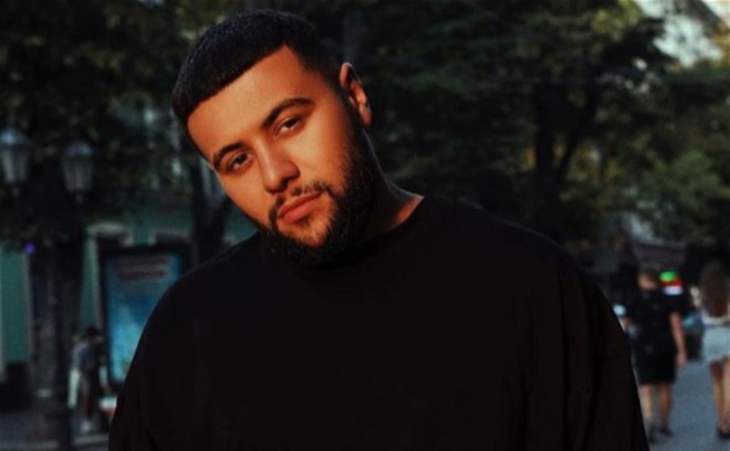 Nəvainin ətrafında gözəl qadınlar çoxdur