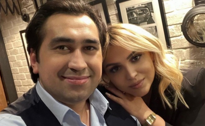 Elton ailəsi ilə Türkiyədə yaşayır