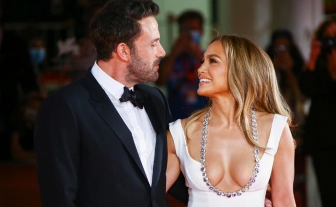 Əri Cenniferin gözəl  qalmasının sirrini açıqladı