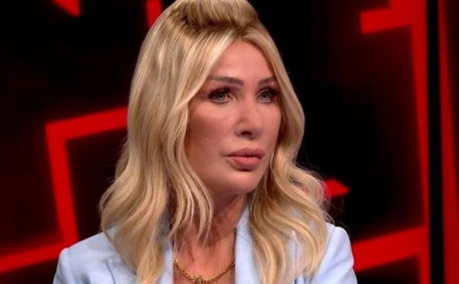 Seda Sayan sinəsindəki qırışlardan xilas olub