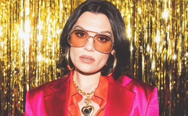 Məşhur müğənni ana olub