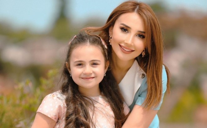 Aparıcı qızı ilə obyektiv qarşısına keçib - foto