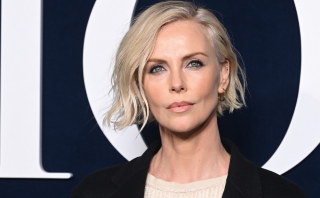 Hollivud ulduzu model ilə əl-ələ gəzir - foto