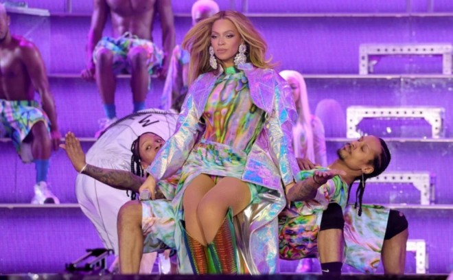 Blu Ayvi dünya ulduzu sayılan anası ilə səhnəyə çıxıb