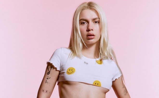 Aleyna özü üçün məzar hazırlatdırır