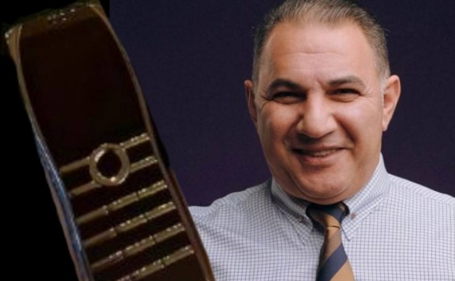 Əməkdar artistin bahalı telefonu - foto