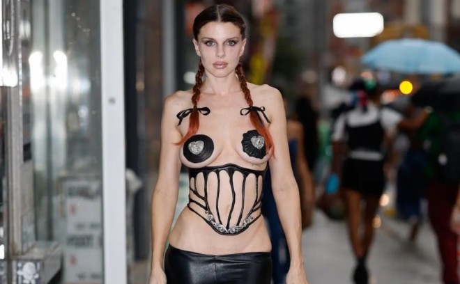 Aktrisa və model geyimləri ilə ulduzlar sırasında - foto