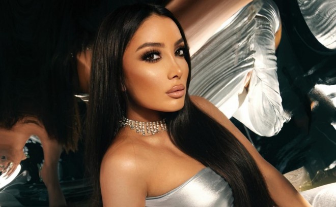 Günay bəzi özəl geyimləri saxlayır