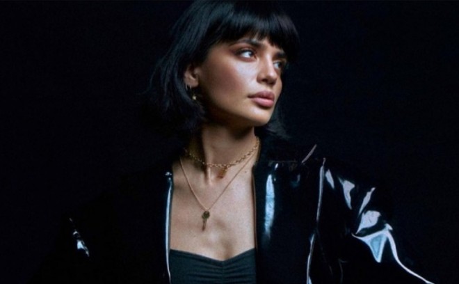 Monoton sevgidən bəhs edən mahnı oxuyub