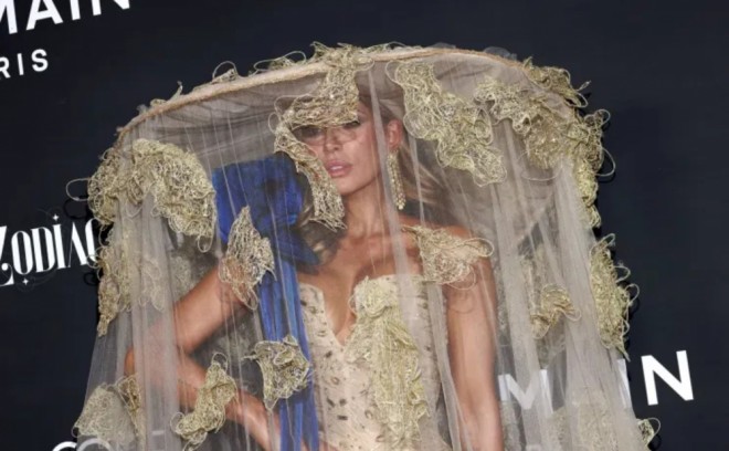 Ekstravaqant geyimi ilə poz verib - foto