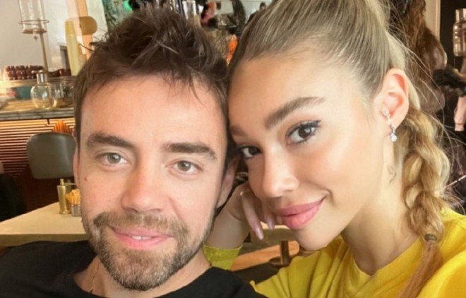 Müğənni Londona köçüb