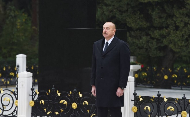 İlham Əliyev Heydər Əliyevin məzarını ziyarət edib - foto
