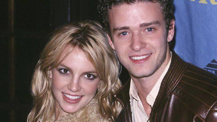 Həmkarından üzr istədi