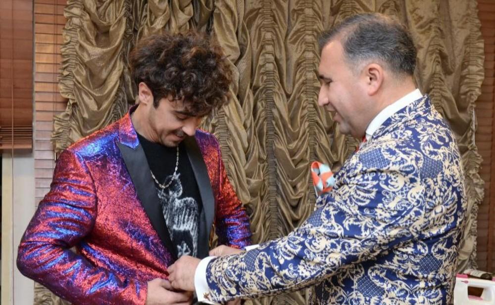 Hacı Nuran yenə pencəyini bağışladı