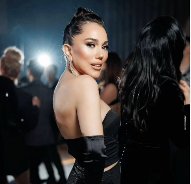 Müğənni göz qamaşdırdı