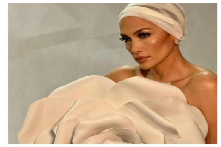 Cenifer çiçəkdən don geyinib