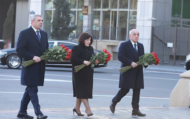 Rəsmilər Xocalı abidəsini ziyarət edib