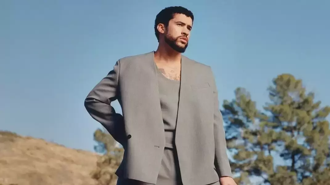 Heykəl kimi pozalar verdi