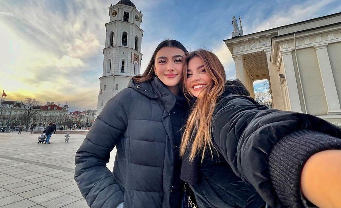 Van Dammın gəlini bacısı ilə Avropada