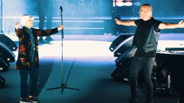 Müğənni bacısına dəstək oldu