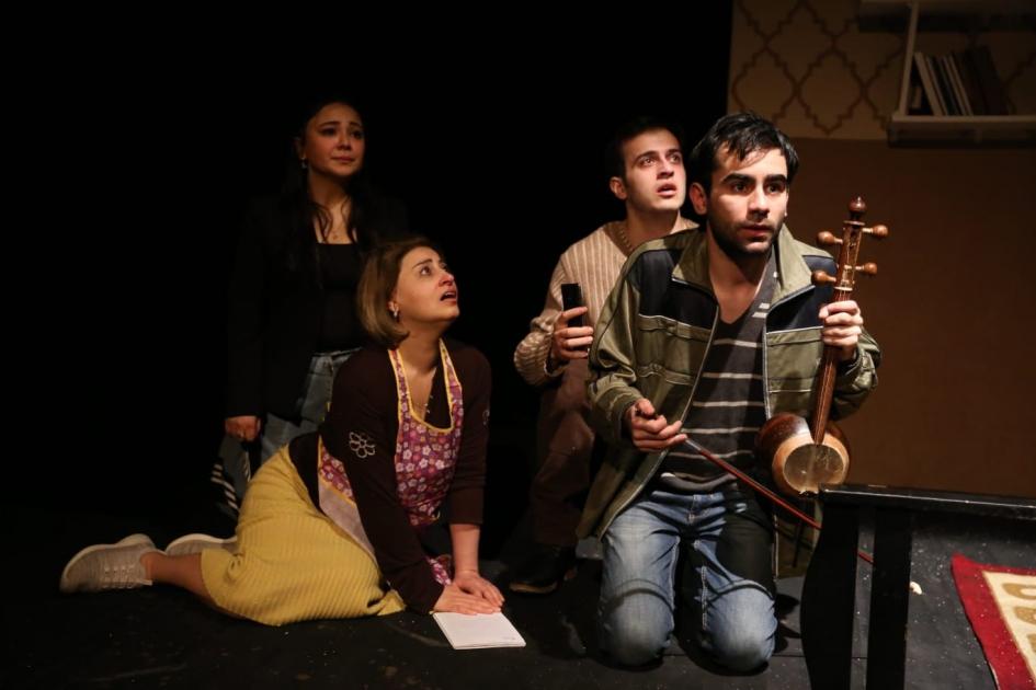 Teatr premyeraya hazırlaşır