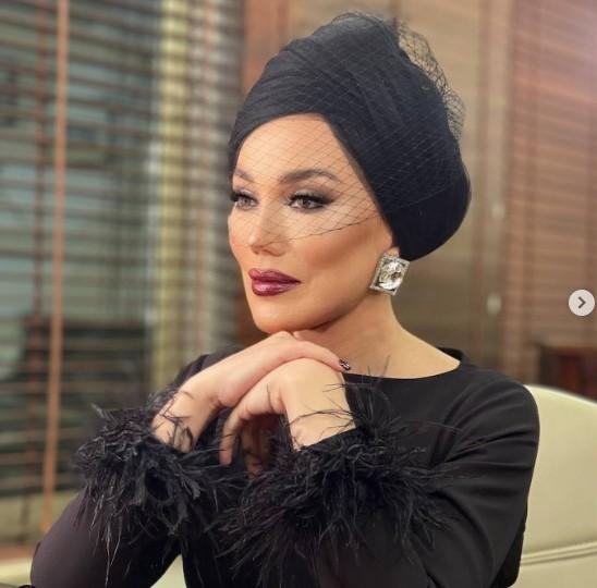 Tamamilə qara geyindi